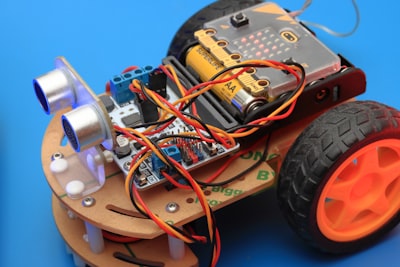 Robot bípedo de bricolaje con músculos de aire neumáticos