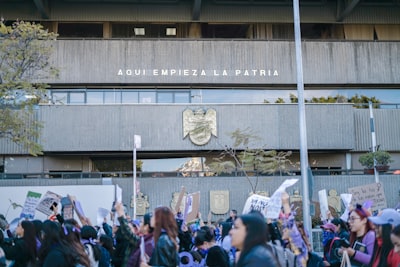 Destilación de Políticas con Currículo Temporal para Agentes Autónomos Multi-Turno