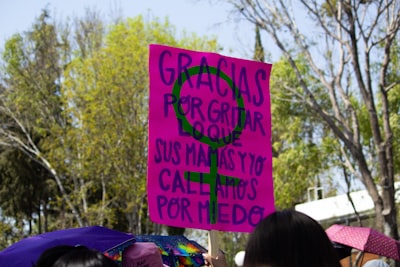 Garantías más precisas para bandidos kernelizados mal especificados