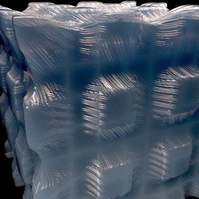Mejoramiento del modelado de la fricción en hielo mediante redes neuronales y características a varias escalas