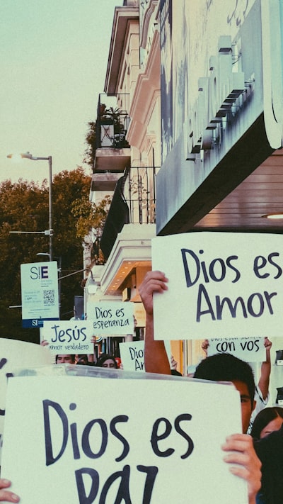 Estudio revela sesgo de IA contra religión, especialmente Testigos de Jehová