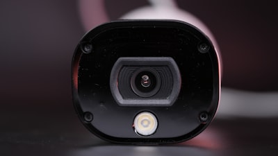 Cámaras de seguridad inteligentes sin suscripciones ni almacenamiento en la nube