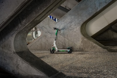 Entrenamiento de robot cuadrúpedo para escalada adaptativa de escaleras en la lucha contra incendios.