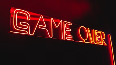 Aprendizaje en juegos de Markov: Arrepentimiento y adaptación