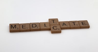 Mediación causal distribucional con modelado generativo condicional