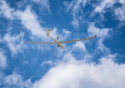 Manipulabilidad aerodinámica consciente para vehículos aéreos con hélice