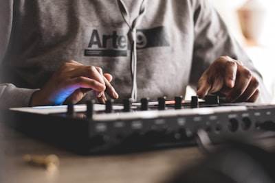 Inteligencia artificial y creatividad: La revolución de la música, escritura y arte.