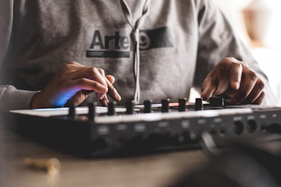 Convierte texto en música profesional con estas 5 herramientas de IA