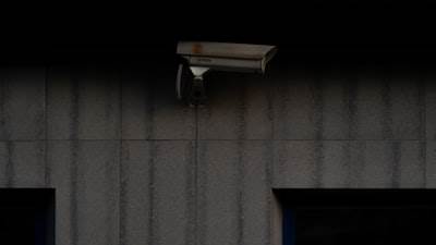 Creando un sistema de supervisión de IA asequible y centrado en la privacidad