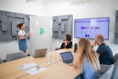 Impacto de agentes de voz de IA personalizados en la colaboración de equipo