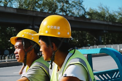 Equipo de trabajo de humanos y robots.
