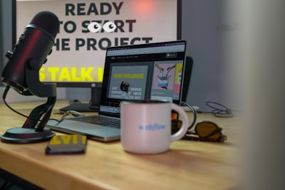Captura conocimiento institucional en Slack con Claude Tag