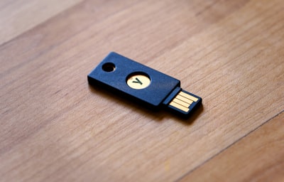 Campaña de clipper cripto utiliza USB LNK y C2 en Tor