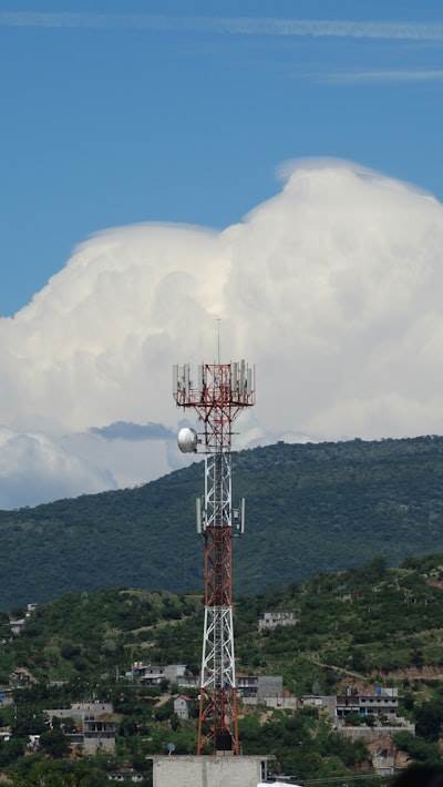 ¿Dónde se alojan los servicios telefónicos de IA?