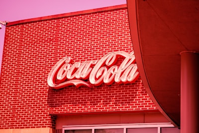 Error de almacenamiento en cartel digital de Coca-Cola