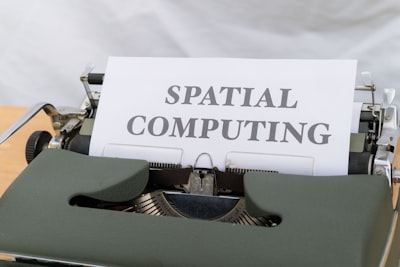Co-Diseño de Atención Escasa mediante Descodificación Autoespeculativa