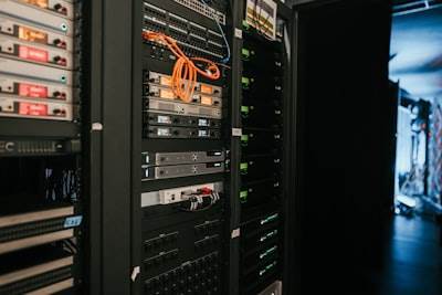¿Conexión de servicios de software con bases de datos y APIs?
