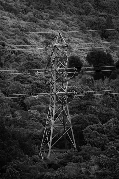 Detección de anomalías como no conformidad mediante minimización de energía del Laplaciano de grafos sin entrenamiento
