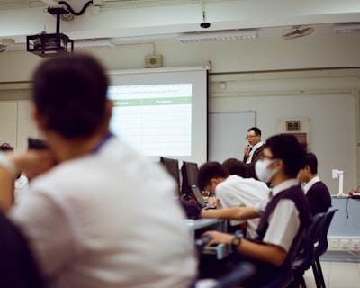 Enseñanza colaborativa para combatir la corrupción de datos