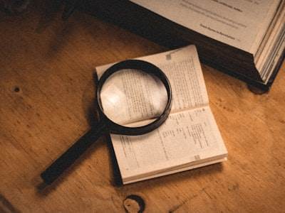 Análisis Factorial Exploratorio en R: Orígenes, Aplicaciones y Estudios de Casos
