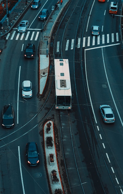 Optimización de rutas con IA y heurísticas generadas por LLM