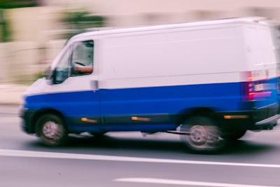¿Ofrece seguimiento automatizado de servicios para ahorros a largo plazo?