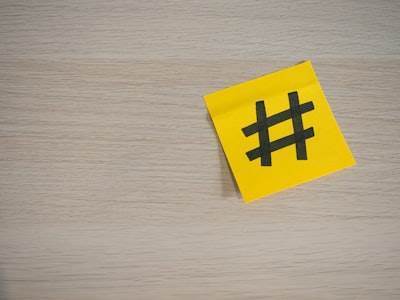 Relación entre la búsqueda de cuentas y la investigación de hashtags