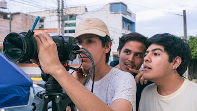 Mejora la comprensión de videos largos con selección adaptativa codiciosa de fotogramas