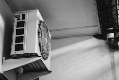 Un calefactor inteligente montado en la pared para calentar sin ocupar espacio