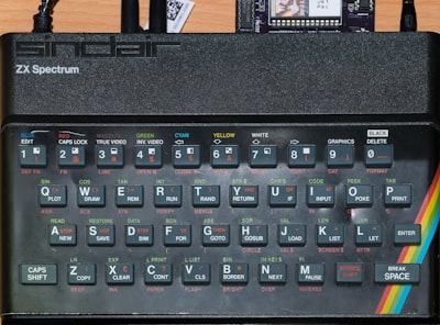 ¡Teclado inalámbrico retro 'mecha' de 8BitDo a $63 hoy!