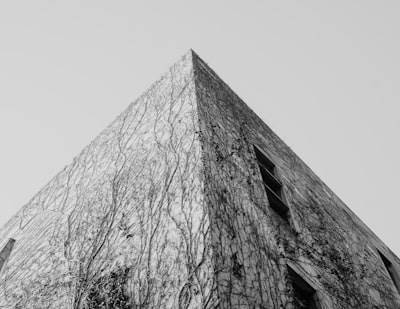 ¿MQ-AGI: Una arquitectura neuro-simbólica modular para una IA escalable?