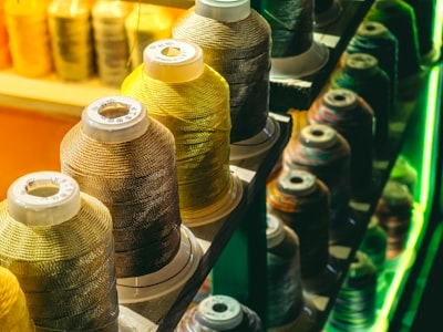 ¿Qué diferencia a la creación comercial impulsada por IA de las soluciones tradicionales?
