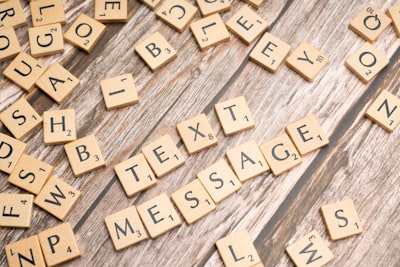 ¿Cómo garantizar la adopción de voces comerciales de texto a voz?