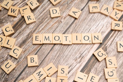 Autocorrección emocional sin entrenamiento en VLMs