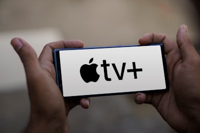 Apple TV firma acuerdo por libros de fantasía de Brandon Sanderson