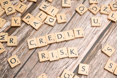 Estimación de riesgo crediticio con características no financieras