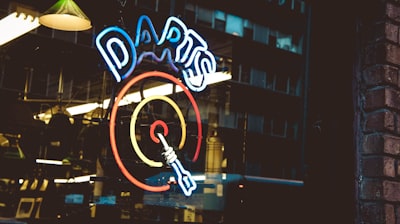 DARTS: Priorizando Covariables Pronósticas en Experimentos con Presupuesto Acotado