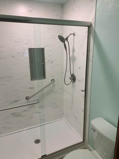 Mantenimiento de tecnología en duchas y baños del centro de datos