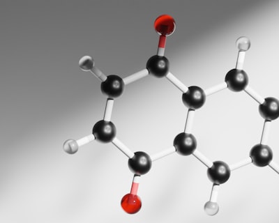 Beneficios sinérgicos de la generación molecular y predicción de propiedades
