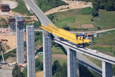 MAPF eficiente y escalable con transporte óptimo y puentes de Schrödinger