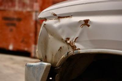 Mantén tu carro impecable: Guía para reparar arañazos.