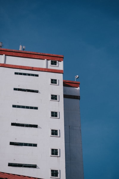 Comparativa entre agentes de IA y servicios de atención al cliente en Valladolid.