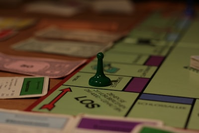 Por qué los LLMs fallan en juegos estratégicos: vínculos rotos entre observaciones, creencias y acciones