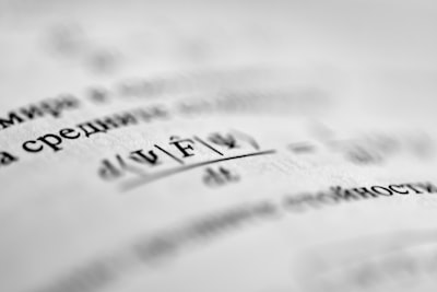 Formatos uniformes E1M2/INT4: solución al sesgo de contracción en FP4
