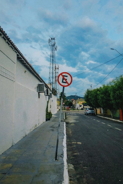 Estimación Contrastiva de Ruido Más Ruidosa: Casi Máxima Verosimilitud