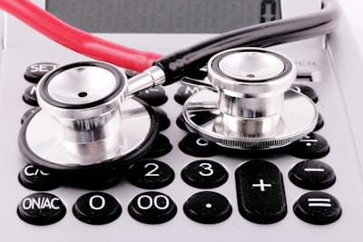¿La automatización de tareas administrativas en la atención médica reduce costos y ahorra tiempo?