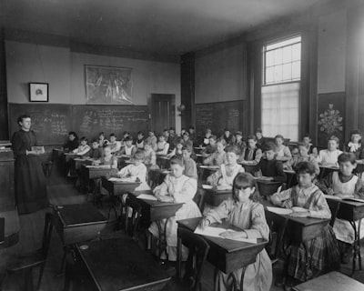 Cómo los LLM discriminan en la enseñanza de historia