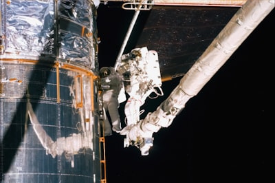 Algoritmo sin cámaras para ensamblar satélites en el espacio
