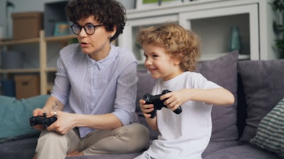 Niños engañan controles de edad con bigotes falsos