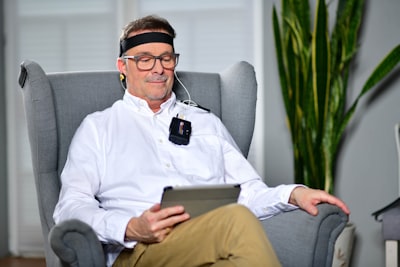 BFT: adaptación eficiente sin retropropagación para decodificación EEG
